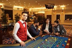 Antarmuka aplikasi mobile koinslot168 menampilkan permainan slot dan meja live dealer